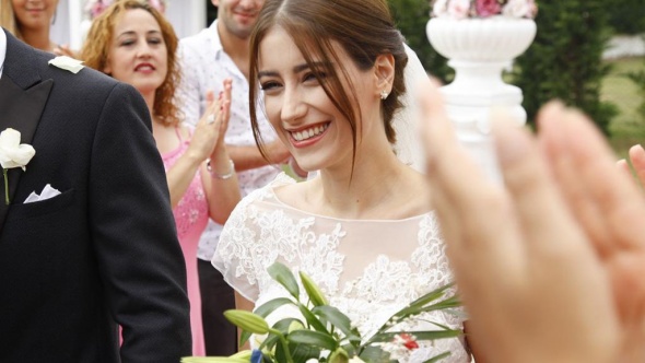هازال كايا تفاجئ جمهورها بزواجها بتركي يكبرها ب 14 سنة!!