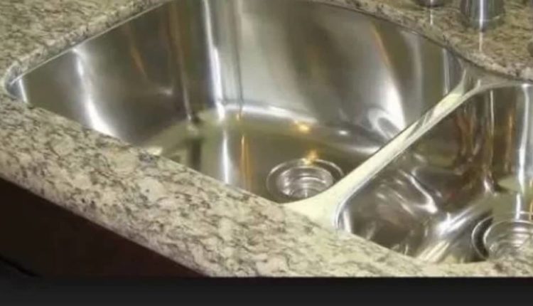 كيف تجعلين حوض مطبخك نظيف ولامع طيلة اليوم بدون عناء أو مواد كيميائية