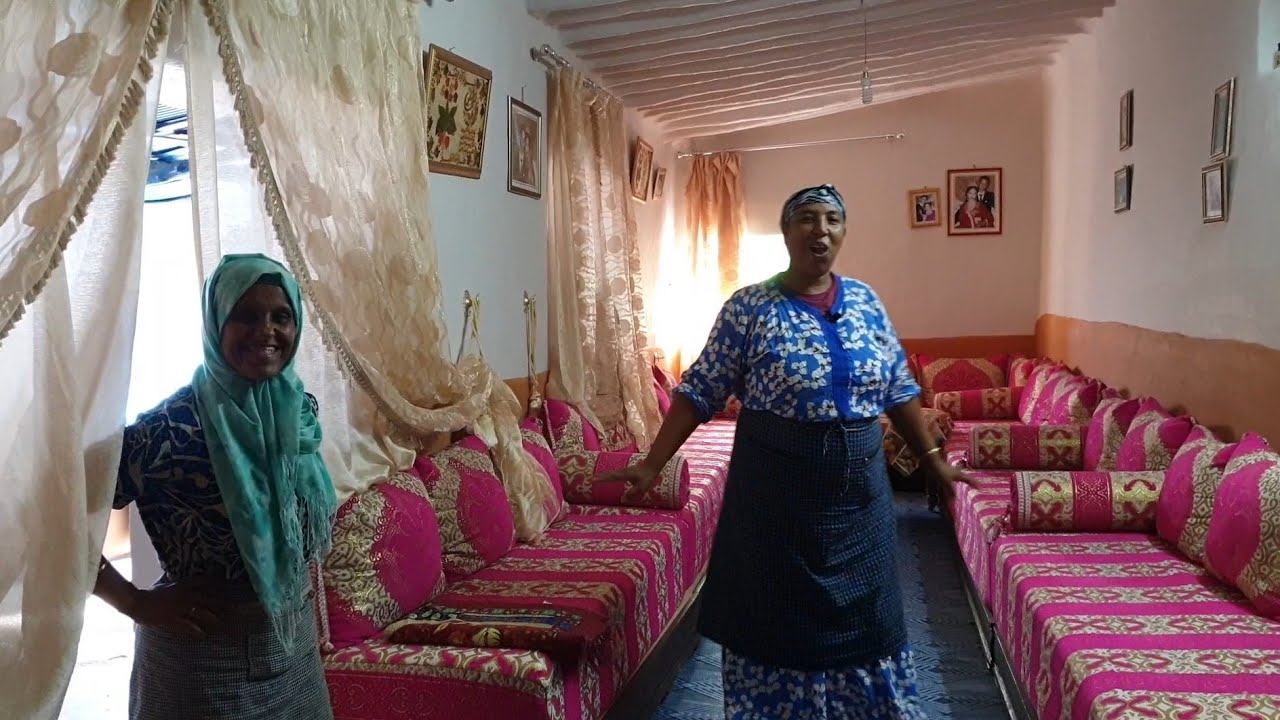 امرأة مغربية مكافحة تتحدى غلاء الكراء و تبني بيتا جميلا من التراب فقط!