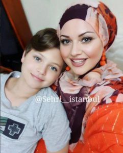 تعرفوا على زوج و ابن السيدة التركية الجميلة التي اشتهرت بلفات الحجاب