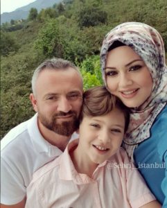 تعرفوا على زوج و ابن السيدة التركية الجميلة التي اشتهرت بلفات الحجاب