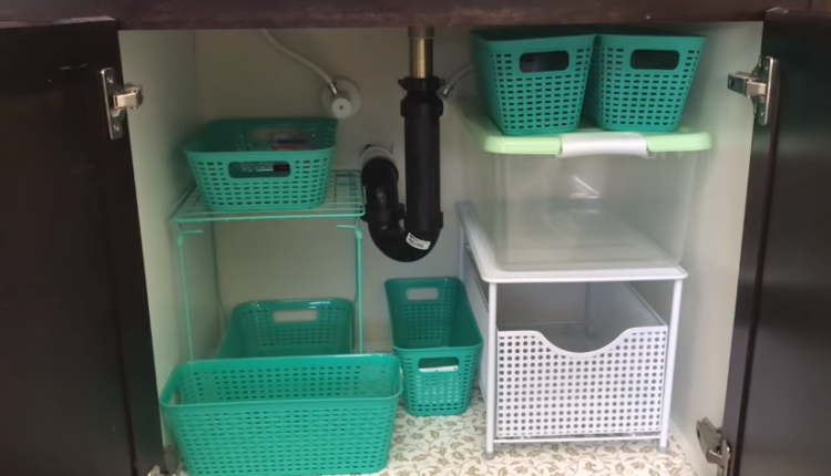 افكار لترتيب خزائن المطبخ و الحمام بمنظمات بلاستيكية لربح المساحة