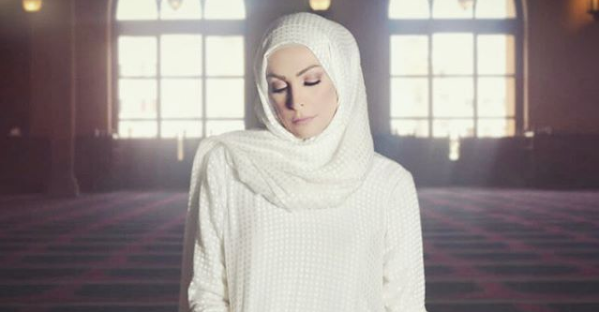 بالصوورة:بعد ارتدائها الحجاب..أمل حجازى تؤدى مناسك العمرة