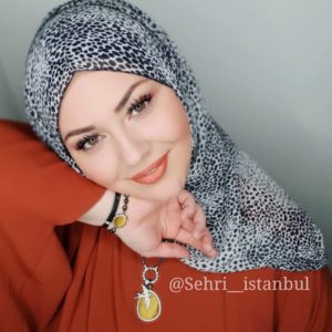 السيدة التركية الجميلة تعود بلفات حجاب جديدة و جذابة لكل المناسبات و الخرجات