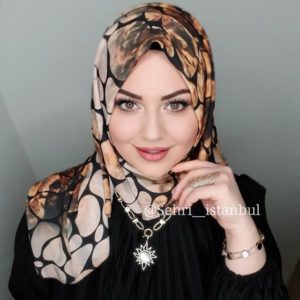 السيدة التركية الجميلة تعود بلفات حجاب جديدة و جذابة لكل المناسبات و الخرجات
