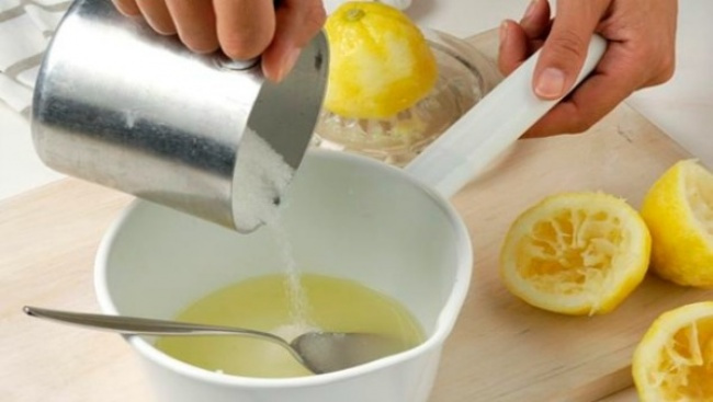 ملح الليمون ضعيه على جسمك ولاحظي كيف سيصبح كالحليب بدون اسمرار ولا بقع