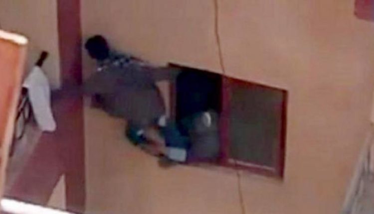 مؤثر بالفيديو..صراخ طفل تدفعه أمه من النافذة لتسلق الشرفة وفتح الباب