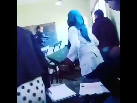 بالفيديو..أستاذ يثير موجة غضب على مواقع التواصل بعد تعنيفه وقلبه الطاولة على تلميذة
