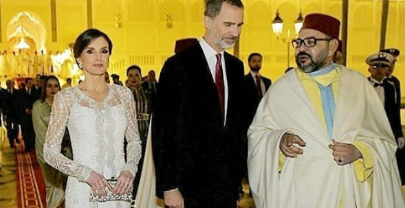 ملكة إسبانيا تثير إعجاب المغاربة بعد ارتدائها الحجاب أثناء زيارتها لضريح مولاي محمد الخامس