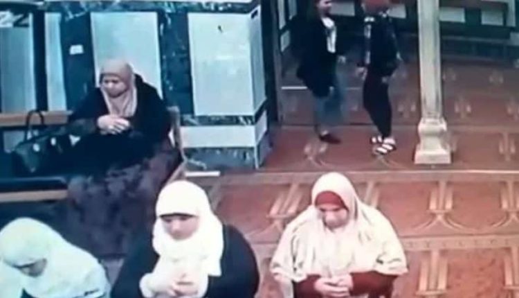 الفيديو الذي أشعل مواقع التواصل.. فتاة تسرق سيدة تصلي داخل المسجد