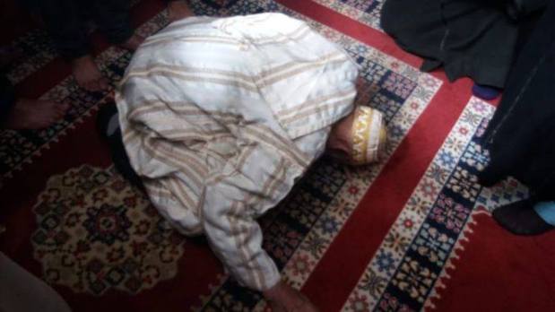 وفاة أحد المصلين وهو ساجد داخل مسجد بآسفي ومواطنون يقبلون رأسه