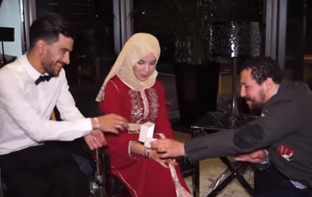 بالفيديو..صاحب خاتم الألماس يفي بوعده ويقدمه للكوبل المراكشي ياسين وسهام بعد حفل العقيقة