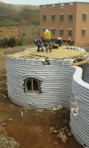 في مبادرة غير مسبوقة طلبة مهندسين قاموا ببناء مدرسة تقليدية لفائدة أطفال منطقة قروية بورزازات